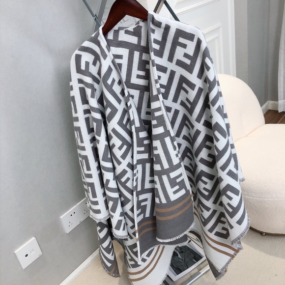 Fendi Accessories - Fendi shawl cape
Specifications: 140cm*140CM scarf